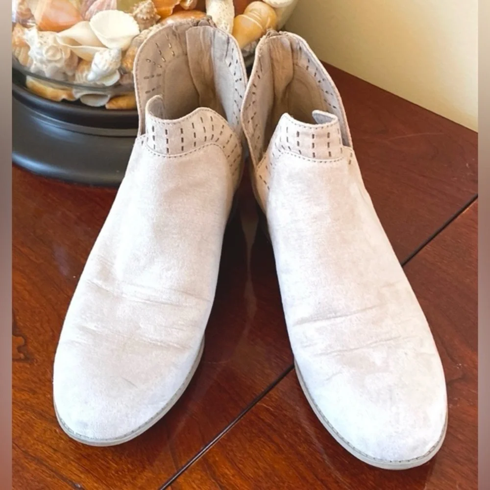 Arizona Jeans Co Memory Foam Cream SZ 6 Coastal Cowgirl Chic Suede Ankle Boots